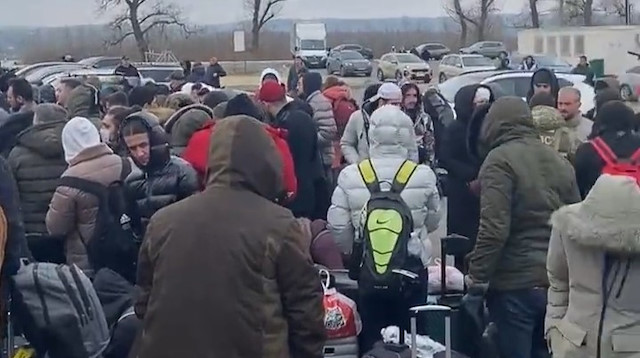 Türk vatandaşları, yaklaşık 6 saattir kuyrukta beklediklerini söyledi.