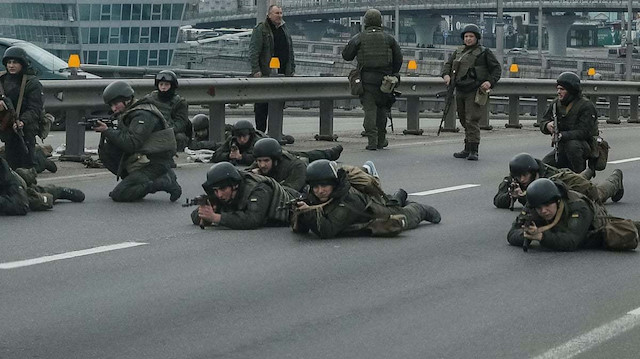 Rusya'nın Ukrayna'ya yönelik başlattığı işgal girişimi üçüncü günde de hızla sürüyor.