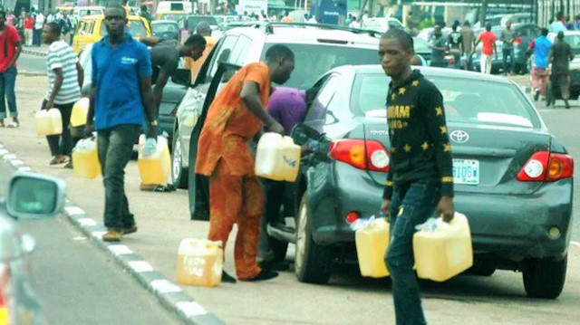 Petrol zengini Nijerya'da halk alımda karaborsaya yöneldi
