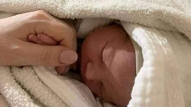 Kiev’deki sığınakta bir bebek doğdu. 