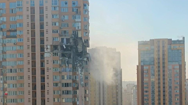 Rusya Kiev'de sivillerin yaşadığı binayı vurdu: Rus füzesinin binayı vurma anı kamerada