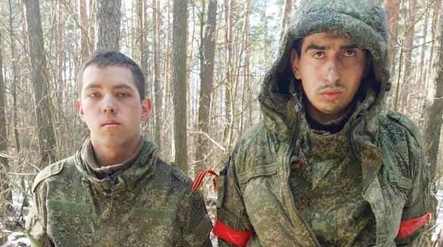 Ukrayna askerlerini esir aldığı Rus askerler böyle görüntülendi.