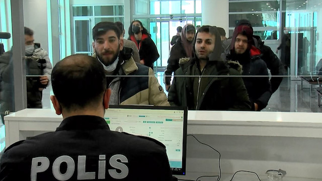 Ukrayna'dan tahliye edilen Türk vatandaşları Edirne'den İstanbul'a yola çıktı