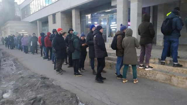 Bankamatiklerde para kalmadı: Ruslar akın etti