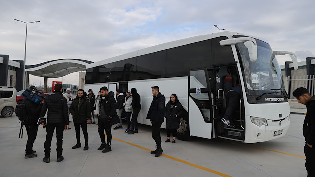Dışişleri Bakanlığının Ukrayna hava sahasının kapalı olması nedeniyle kara yoluyla tahliye planı kapsamında önceki gün yola çıkan otobüsler Romanya ve Bulgaristan'ı geçerek Türkiye'ye ulaşmaya başladı.<br>