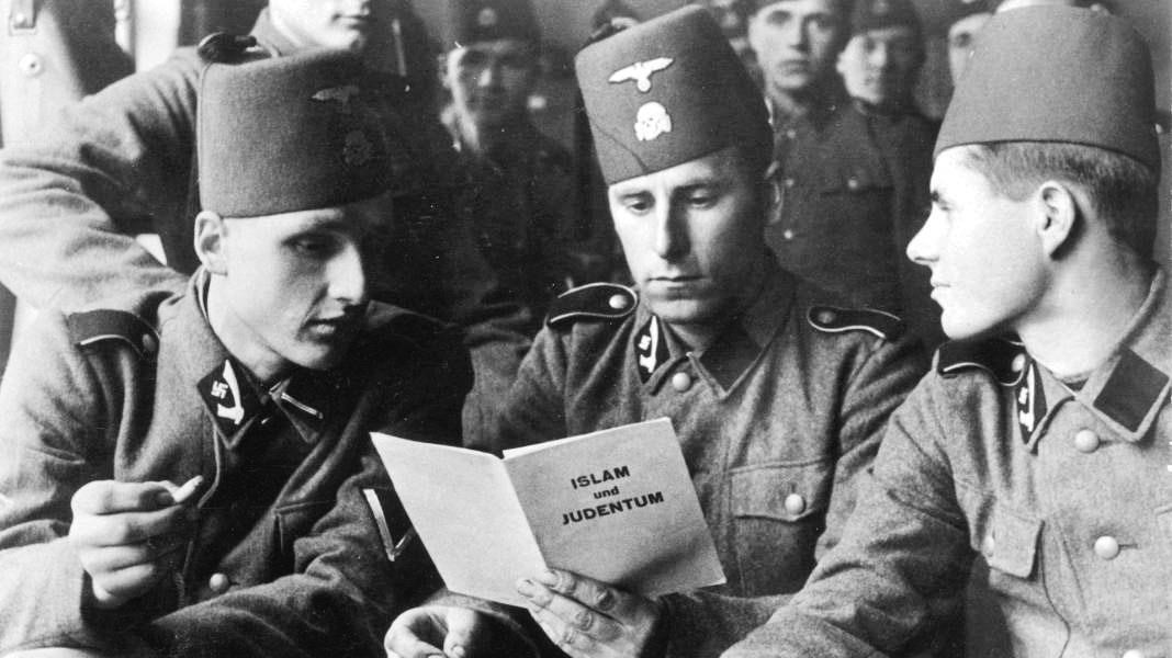 Hitler’in ordusunda bulunan Boşnak Müslüman askerler, kendilerine verilen bilgi notunu inceliyor, 1943.
