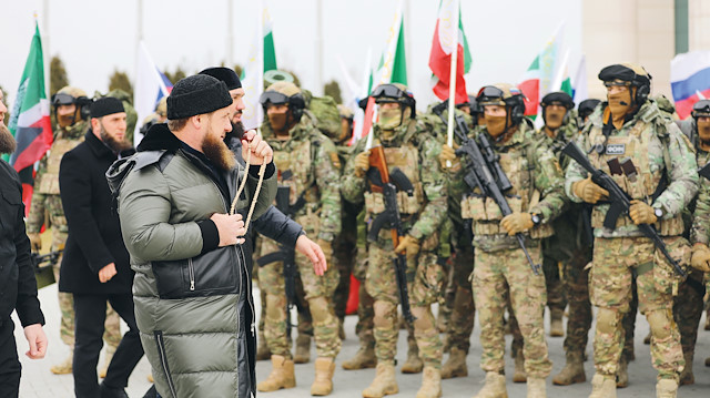 Çeçenistan Devlet Başkanı Ramazan Kadirov, başkent Grozni’de, Rus ordusu saflarında Ukrayna’nın işgaline katılacak olan birlikleri denetlerken…