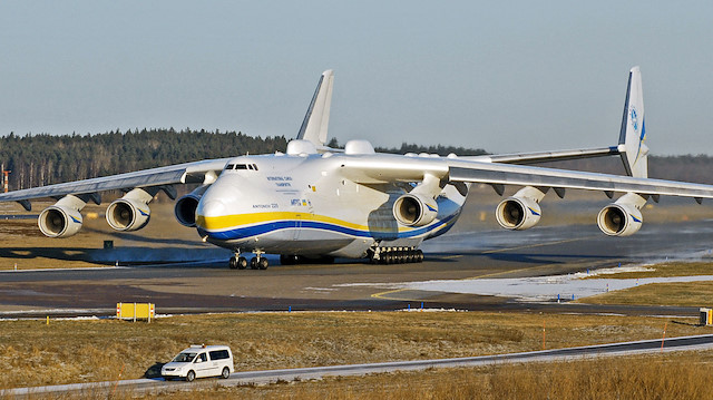 Antonov AN-225.