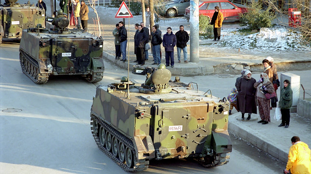 28 Şubat'ta sokaklarda tanklar.