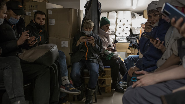 Rus ordusu tarafından Putin'in talimatı sonrasında başlatılan işgal girişiminde altıncı güne girilirken Ukrayna ordusu ise halkıyla beraber ülkelerini savunmaya devam ediyor. Bombaların gölgesi altındaki Dnipro kentinden gelen görüntülerde sivillerin askerle dayanışması görüntülendi. Siren seslerine süpermarkette yakalanan Ukraynalıların marketin sığınağına saklandığı anlar da objektiflere yansıdı.​​