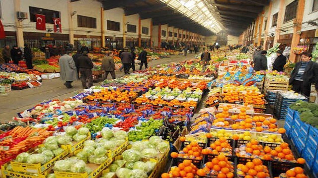 Antalya Toptancı Hali'nde yaş sebze fiyatları yaklaşık yüzde 50 düştü.

