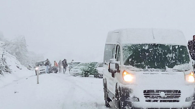 Denizli'yi Antalya ve Muğla'ya bağlayan karayolu yoğun kar yağışı nedeniyle saat 20.30 itibariyle trafiğe tamamen kapandı.