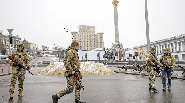 Kiev’de askerler şehrin önemli noktalarına barikatlar kurdu. 