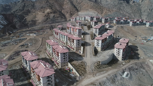 Yusufeli yeni yerleşim yeri üst yapı çalışmaları üç ayrı bölgede etaplar halinde yürütülüyor.