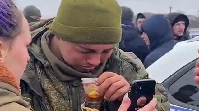 ​Ukraynalı kadınlardan teslim olan Rus askerine yemek.