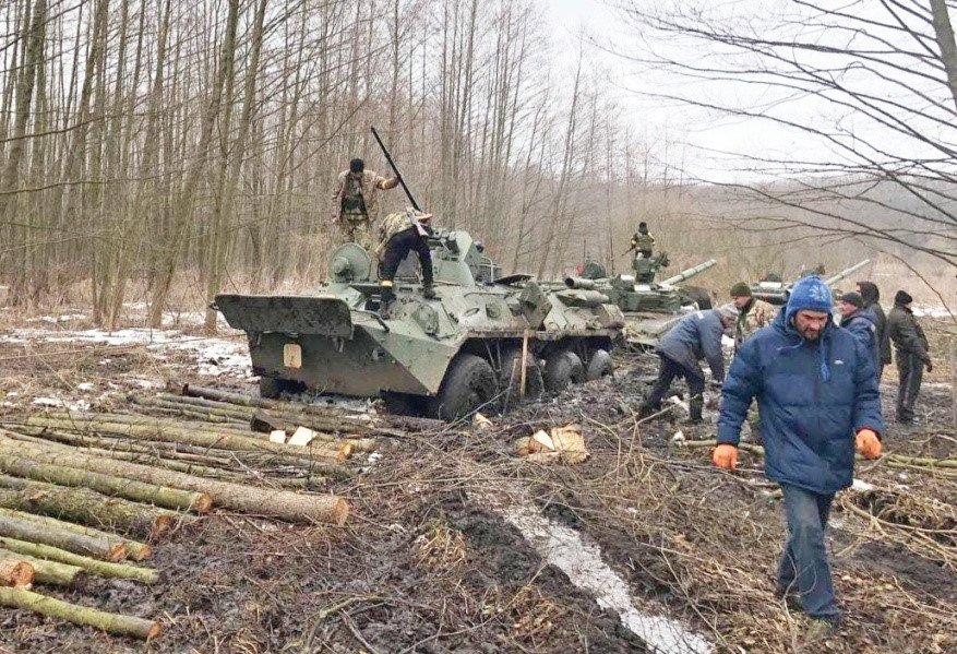 Ukrayna’da zayıf planlama ve mekanik yetersizlik nedeniyle ‘rasputitsa’ya yakalanan Rus ordusu, başta paletli araçları olmak üzere tekerlekli araçları, bataklığa dönen toprak zemine sokmaktan çekiniyor. Derin balçık noktalarının oluştuğu noktalarda Rus askeri araçlarının terk edildiği görülüyor.