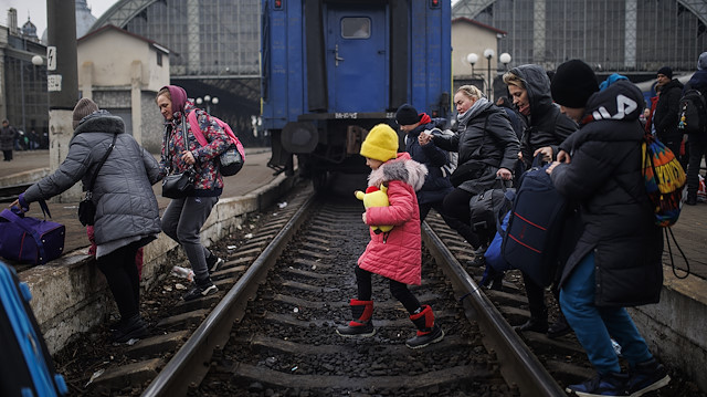 Lviv kentini terk etmek isteyen siviller, tren istasyonlarına gelmeye devam ediyor. 