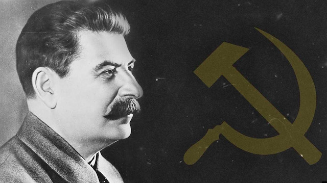 "Politikada hata yapmamak için hep ileriye bakılmalıdır, geriye değil."  Josef Stalin