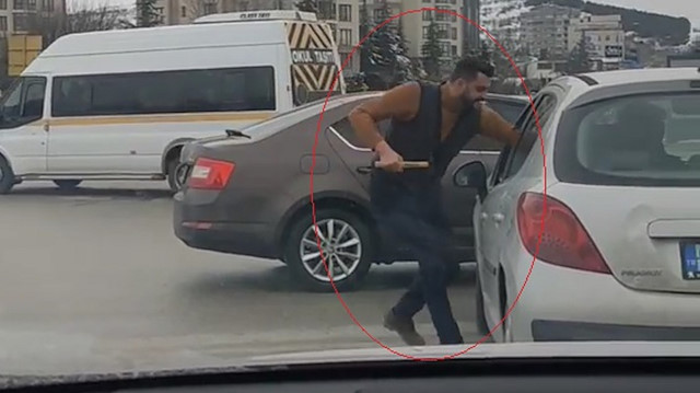 Olay, saat 17.30 sıralarında Banga Bandhu Şeyh Mucibur Rahman Bulvarı'nda meydana geldi. <br><br>Ö.Ö. yönetimindeki otomobil, iddiaya göre kırmızı ışıkta geçerek kavşağa girdi. <br><br>