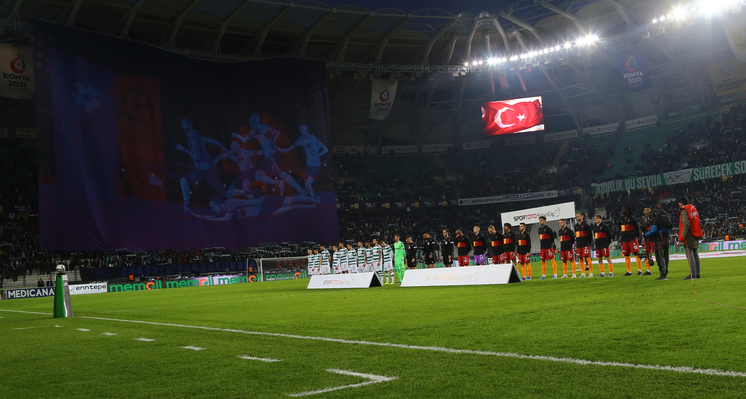 Konyasporlu taraftarların Şampiyonlar Ligi temalı koreografi
