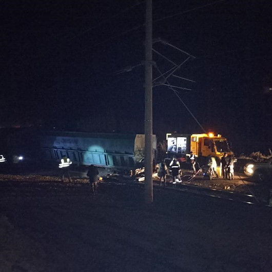 Sivas'ta demir cevheri yüklü 7 vagon devrildi: Demir yolu trafiğe kapatıldı