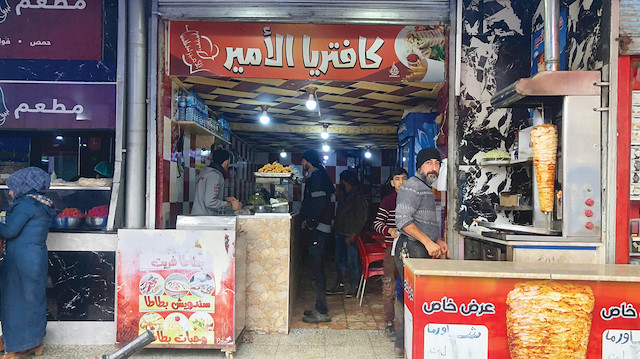 Kentte döner dükkanı 
işleten İbrahim İbrahim el-Lur, 
"Güvenlik sağlandıktan 
sonra umarım ekonomi 
de normale döner" diyor.