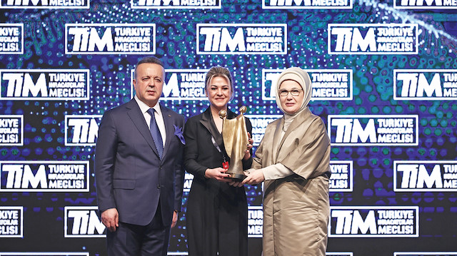 Konuşmaların ardından ihracat şampiyonu firmaların kadın yöneticilerine ödülleri 
takdim edildi.