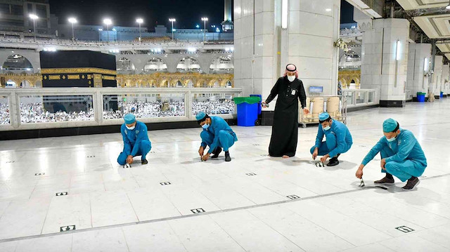 Kabe’de sosyal mesafe etiketleri çıkartıldı