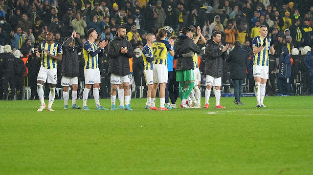 Fenerbahçeli futbolcular maç sonunda tribünleri alkışladı.