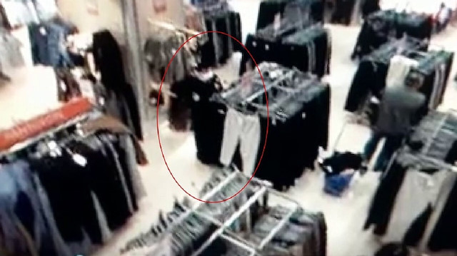 Mağazada müşteriden para çalan hırsız aynı işyerindeki güvenlik görevlisi çıktı.