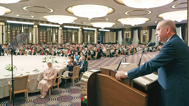 Cumhurbaşkanı Tayyip Erdoğan, Cumhurbaşkanlığı Külliyesi Sergi Salonu’nda kadın muhtarları ağırladı.