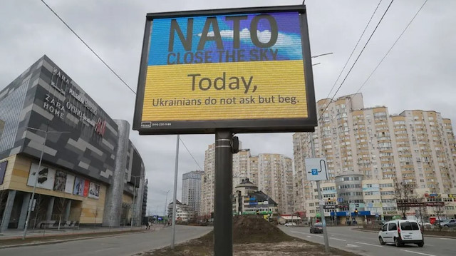 Hava sahasının kapatılması talebi, başkent Kiev'deki billboardlara da yansıdı.