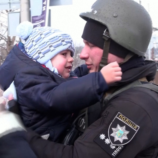 Ukrayna'dan ayrılan küçük çocuğun polis olan babasıyla vedası duygulandırdı - Yeni Şafak