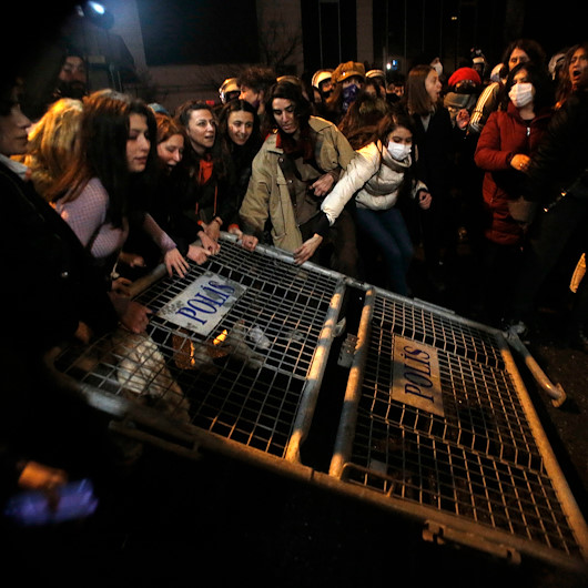 Beyoğlunda izinsiz Feminist Gece Yürüyüşü polis ekipleri tarafından önlendi