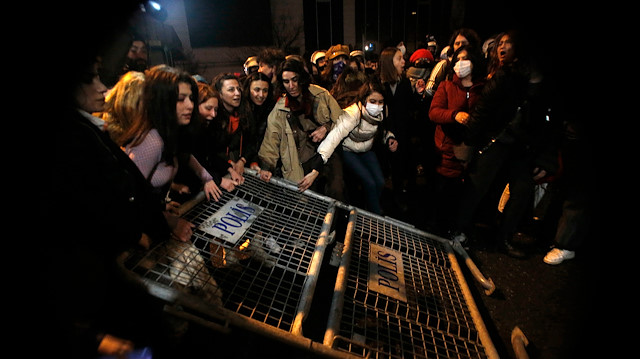 Beyoğlu'nda izinsiz 'Feminist Gece Yürüyüşü' polis ekipleri tarafından önlendi
