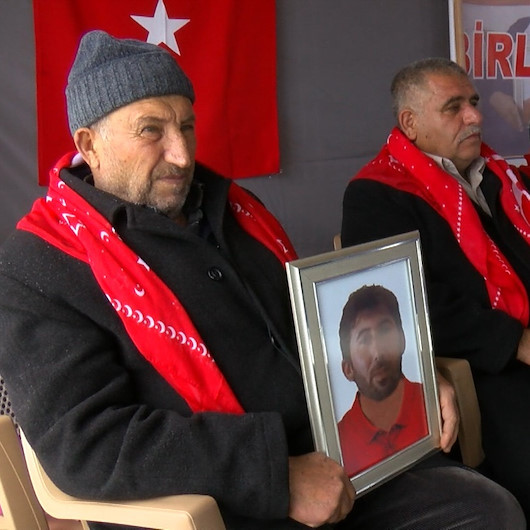 Evlat nöbetindeki baba: Sen gelene kadar annen ile burada bekleyeceğiz