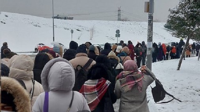 İETT arızası sonrası vatandaşlar yürüyerek hastaneye ulaşmaya çalışıyor.