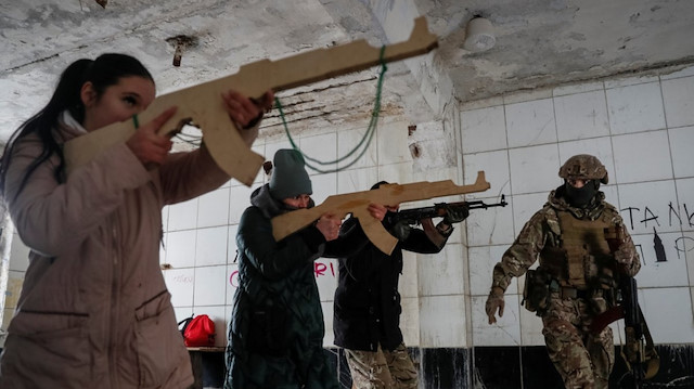 Zelenskiy Ukrayna'da savaş döneminde sivillerin silah kullanımına dair yasayı imzaladı