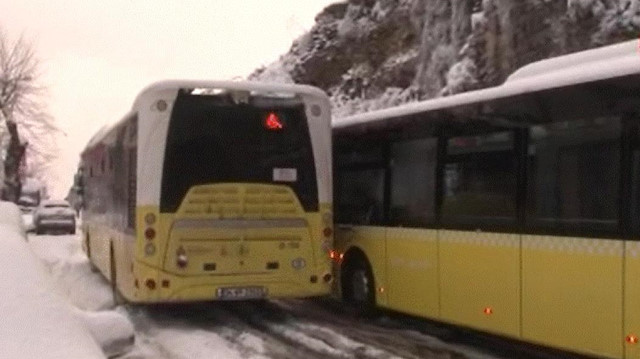 Yoğun kar yağışı altında İETT otobüsleri arızalanınca trafikte aksamalar meydana geldi.