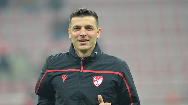 39 yaşındaki Ümit Öztürk, bu sezon Süper Lig'de 14 maçta 77 kez sarı kart gösterirken, toplamda 7 kez de kırmızı kartına başvurdu.