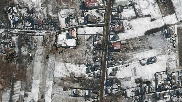 Rus askeri araçlarının Kiev'in 44 kilometre kuzeybatısındaki Ukrayna'nın Ozera kasabasındaki yerleşim bölgelerinde yollarda konuşlandığı görülüyor.