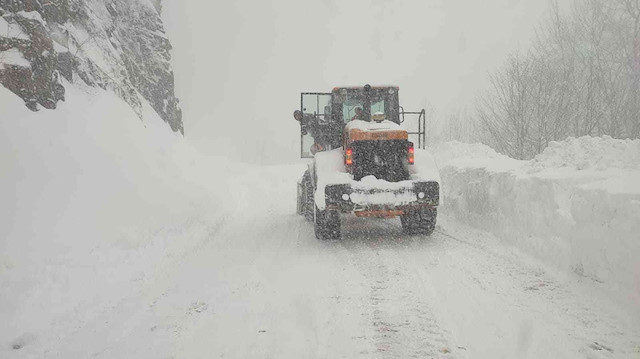 Karayolları ekipleri, ulaşıma kapanan yolun açılması için kar kürüme ve temizleme çalışması başlattı. 

