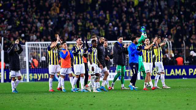 Trabzonspor maçı sonrasında sarı-lacivertli taraftarlar, takımı çağırarak alkışlamışlardı.