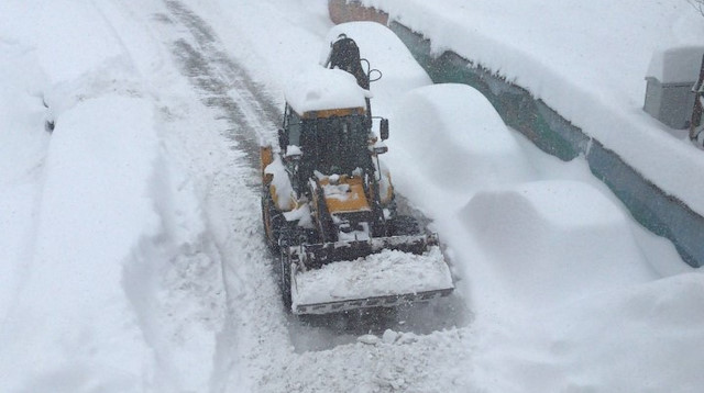 Belediye ekiplerinin temizlik çalışması başlatığı ilçede kar yağışı sürüyor. 