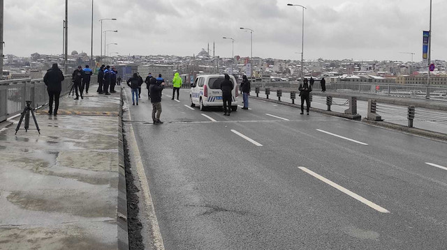 Polis ekipleri yolu trafiğe kapattı. 