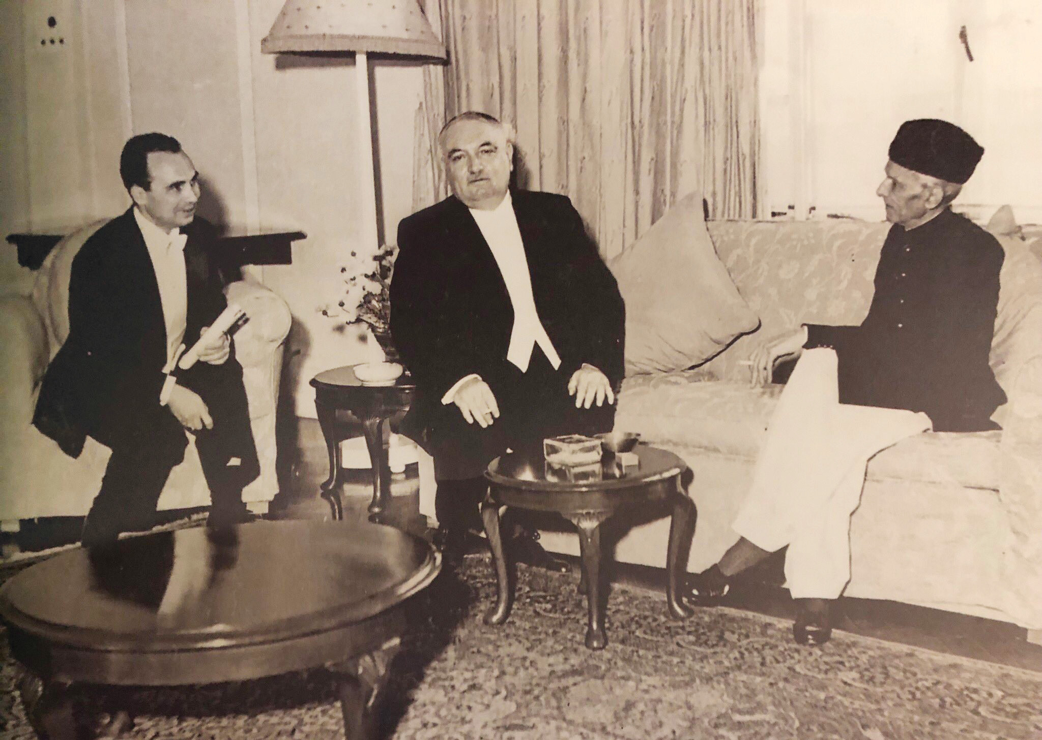 Yahya Kemal, Pakistan devlet başkanı Muhammed Ali Cinnah ile bir görüşme esnasında