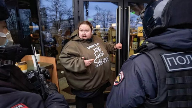  Polisler, Zatravkin’in protestosuna müdahale ederken, bir polis ise Zatravkin’in kendini kapıya bağladığı kelepçeyi çıkardı.