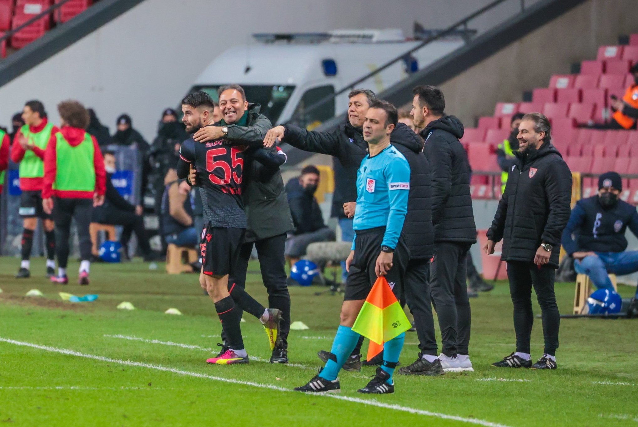 Hasan Kılıç, gol sevincini teknik direktör Fuat Çapa ile yaşıyor.