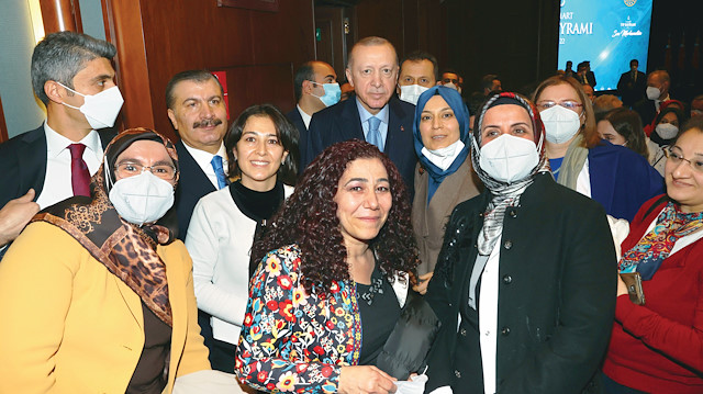 Programda Türkiye’nin çeşitli illerinden gelen sağlıkçılara da hediyeler takdim edildi.