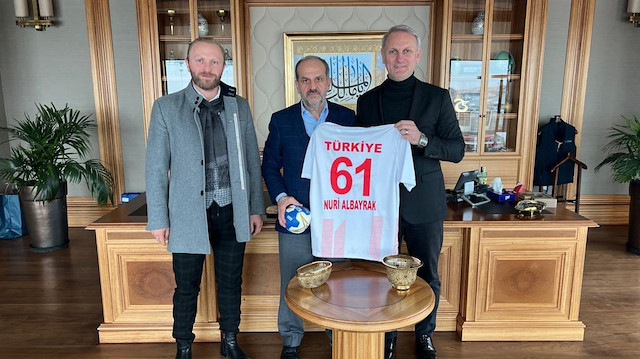 Türkiye Hentbol Federasyonu Başkanı Uğur Kılıç, Trabzonspor eski başkanı Nuri Albayrak'a A Milli Takım forması takdim etti.